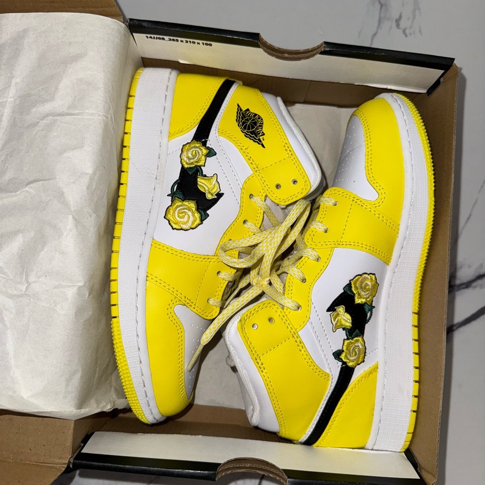 Nike Jordan 1 mid GS dynamic yellow floral